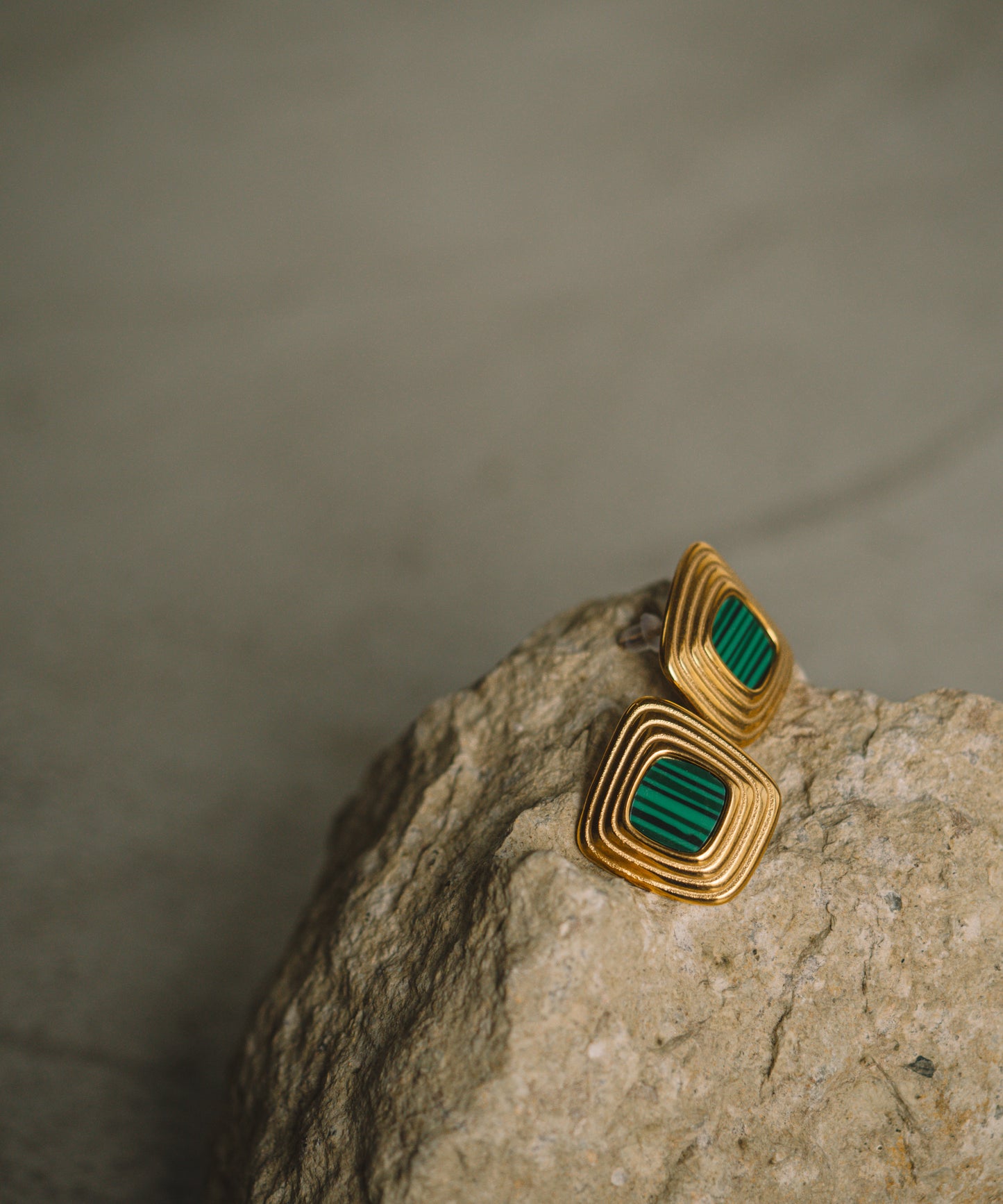 ディストーテッドスクエアピアス【Gold×Green】