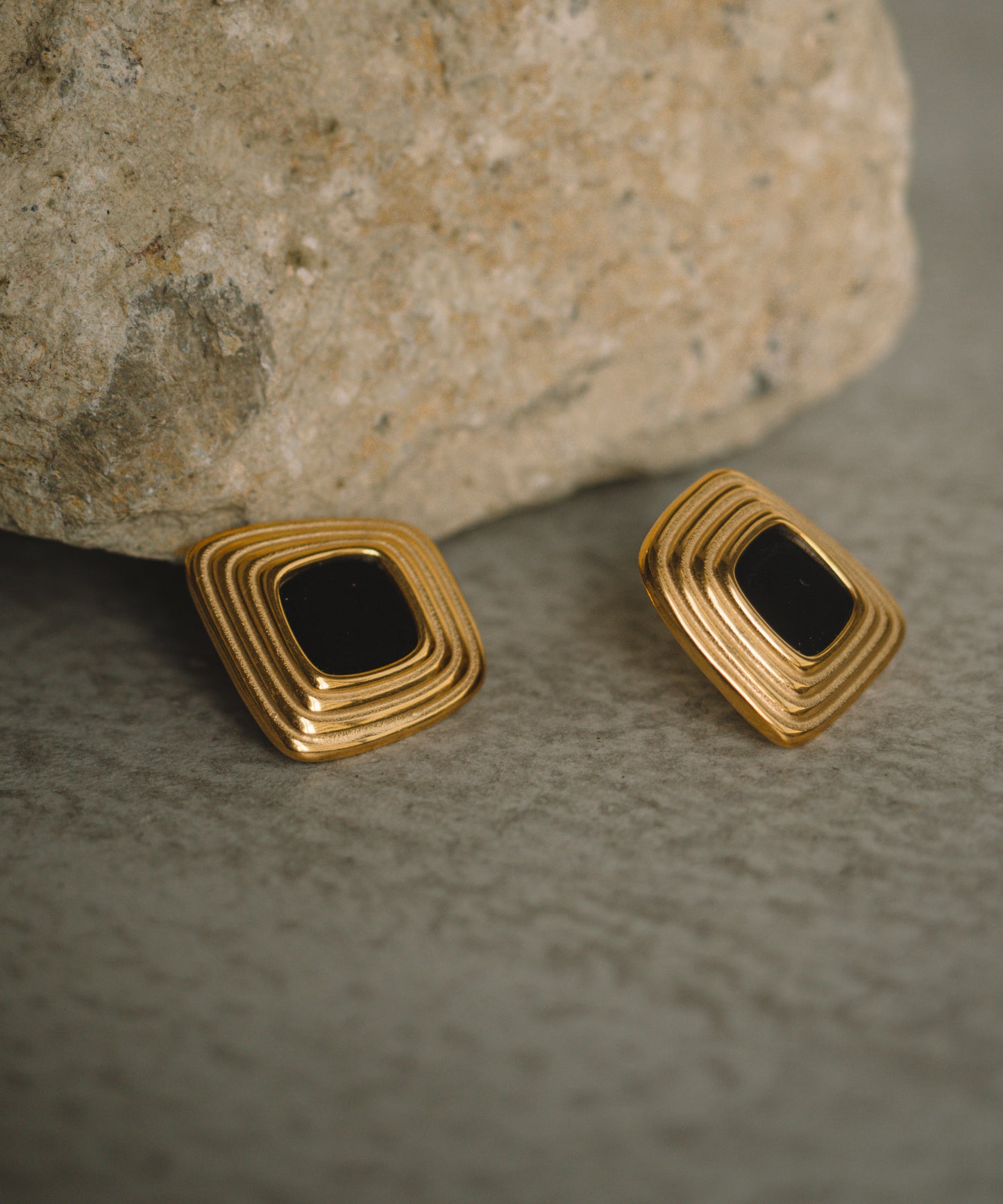 ディストーテッドスクエアピアス【Gold×Black】