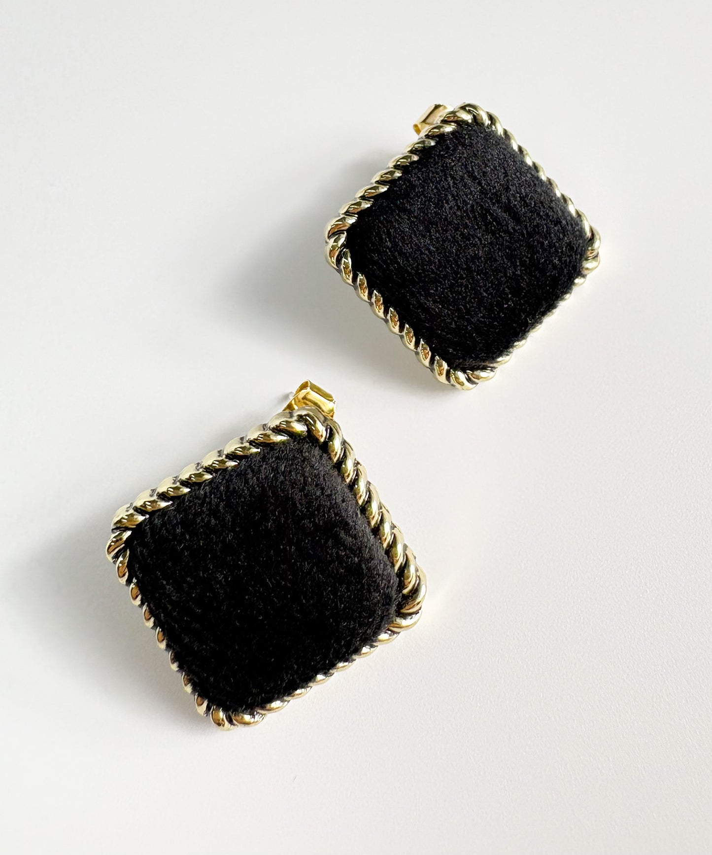 ベロアスクエアピアス【Black】