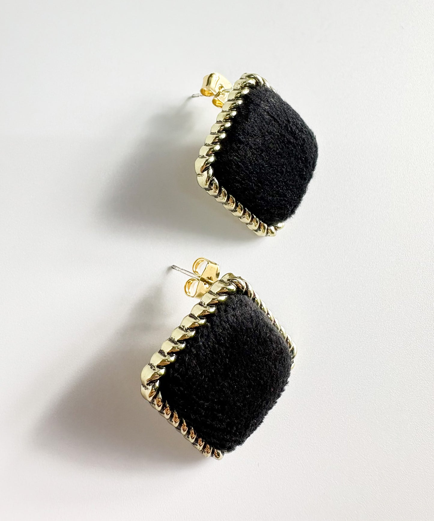 ベロアスクエアピアス【Black】
