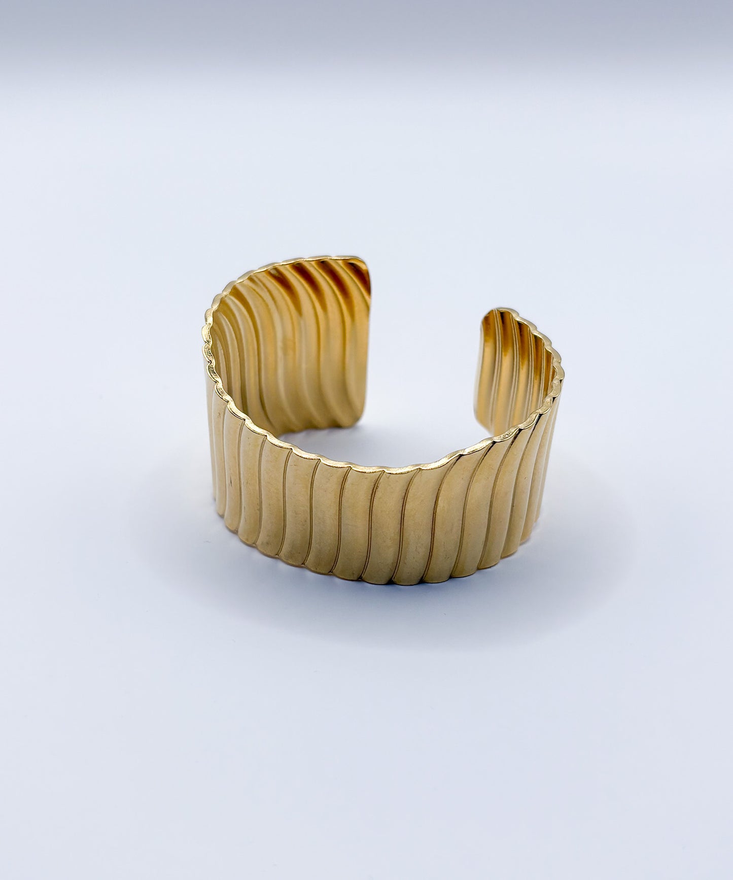 ウェービングボリュームバングル【Gold】