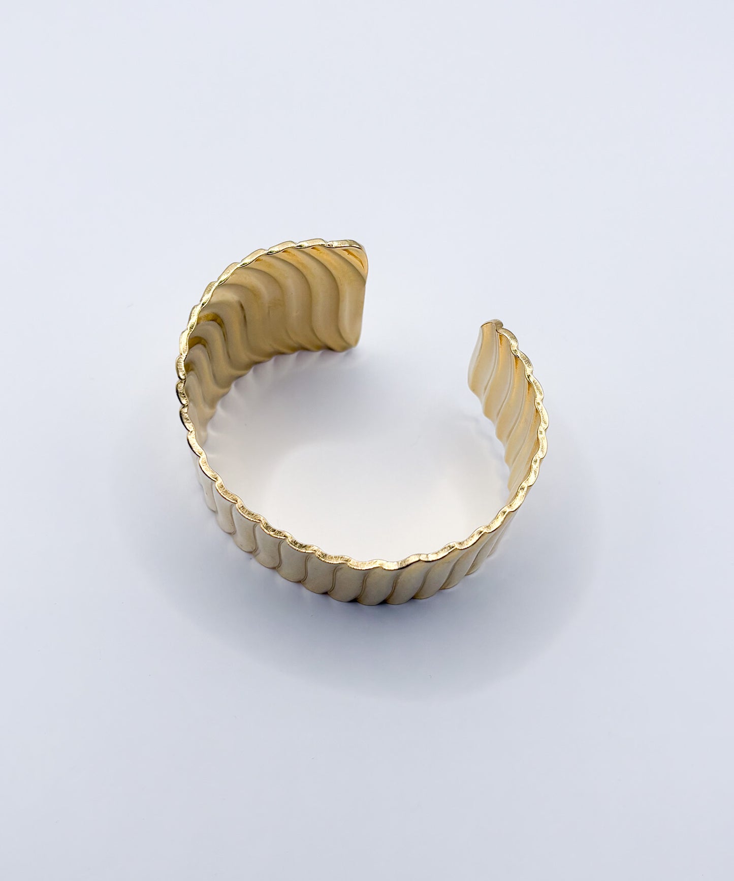 ウェービングボリュームバングル【Gold】