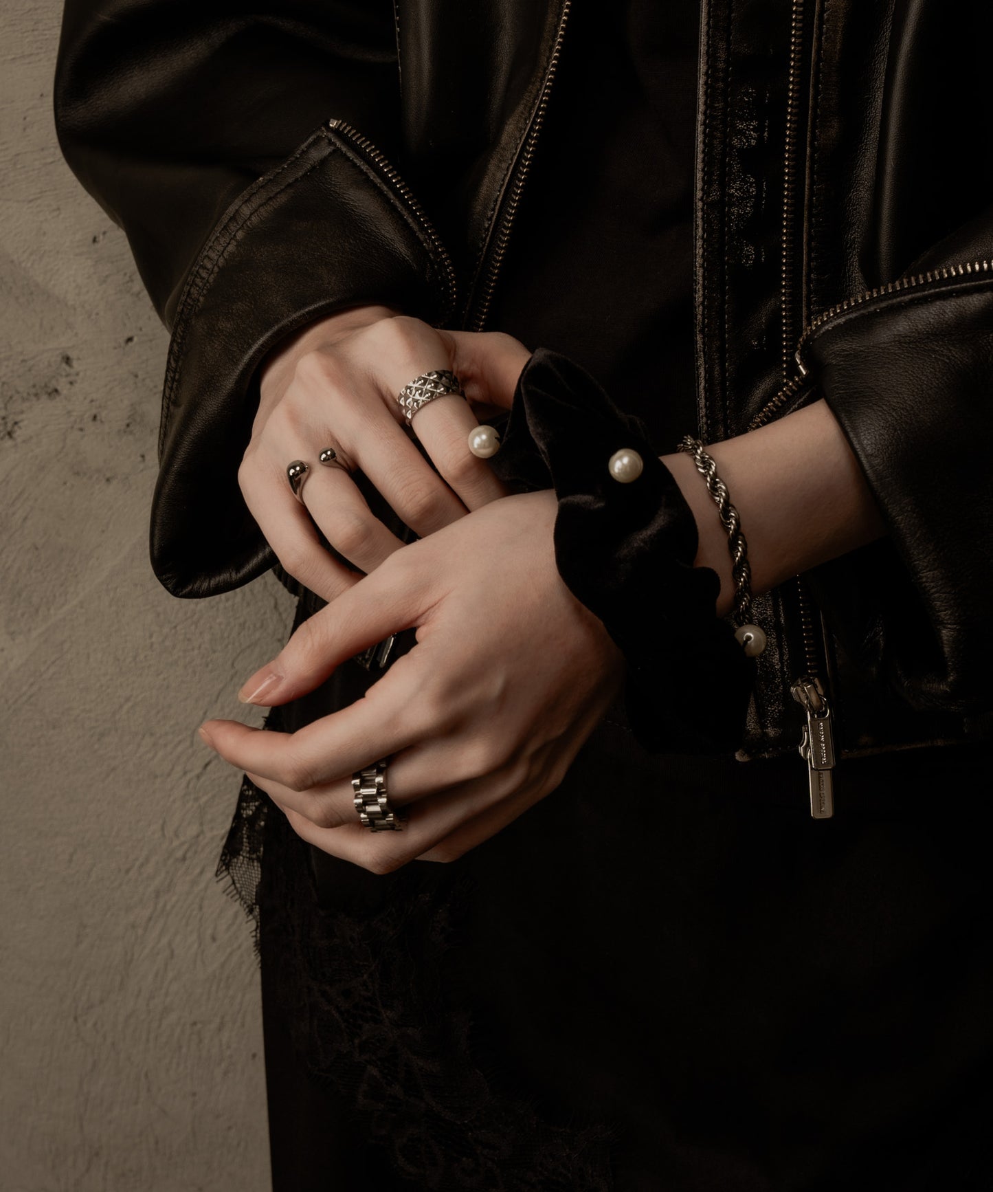 パール付きベロアシュシュ【Black】