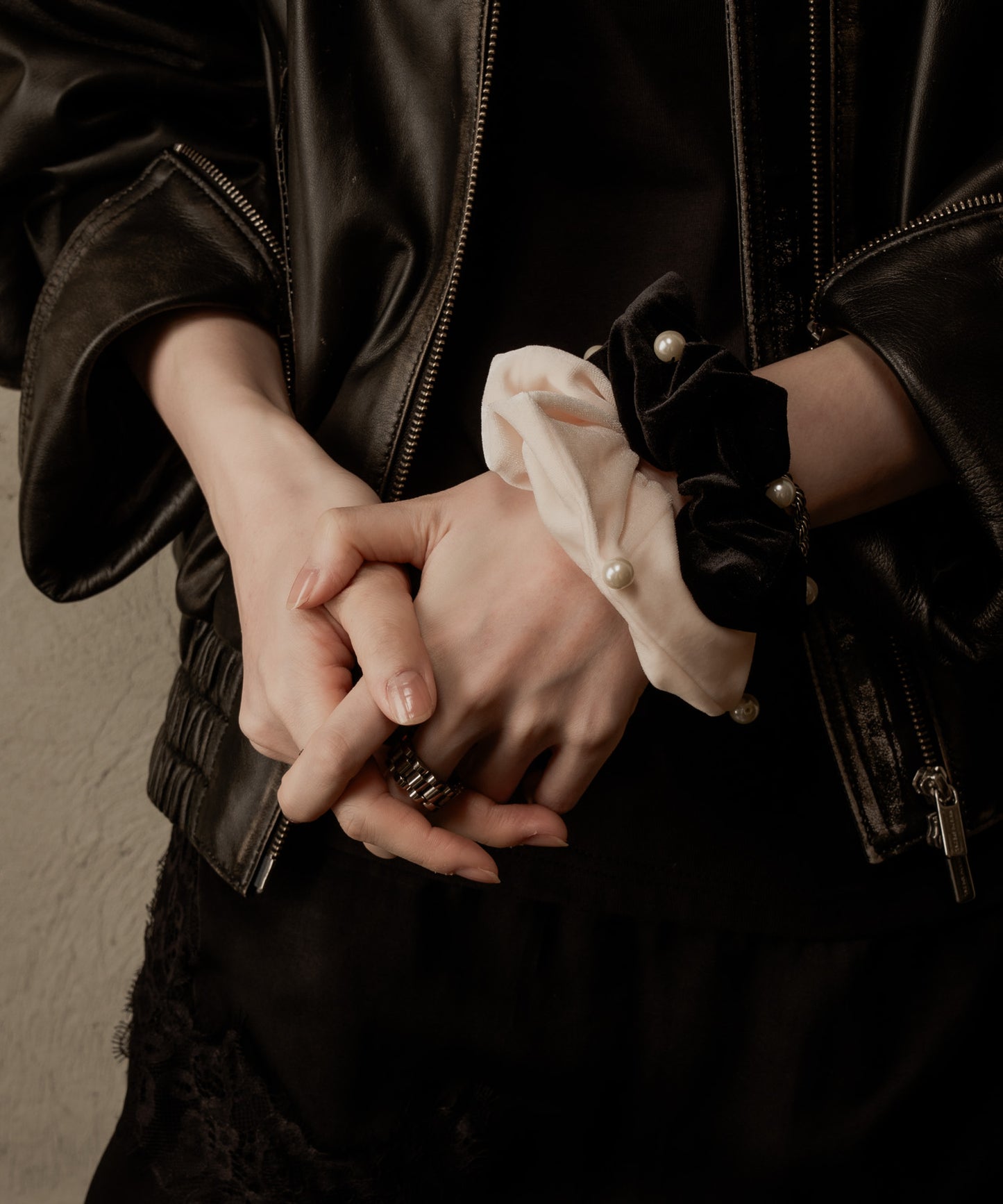 パール付きベロアシュシュ【Ivory】