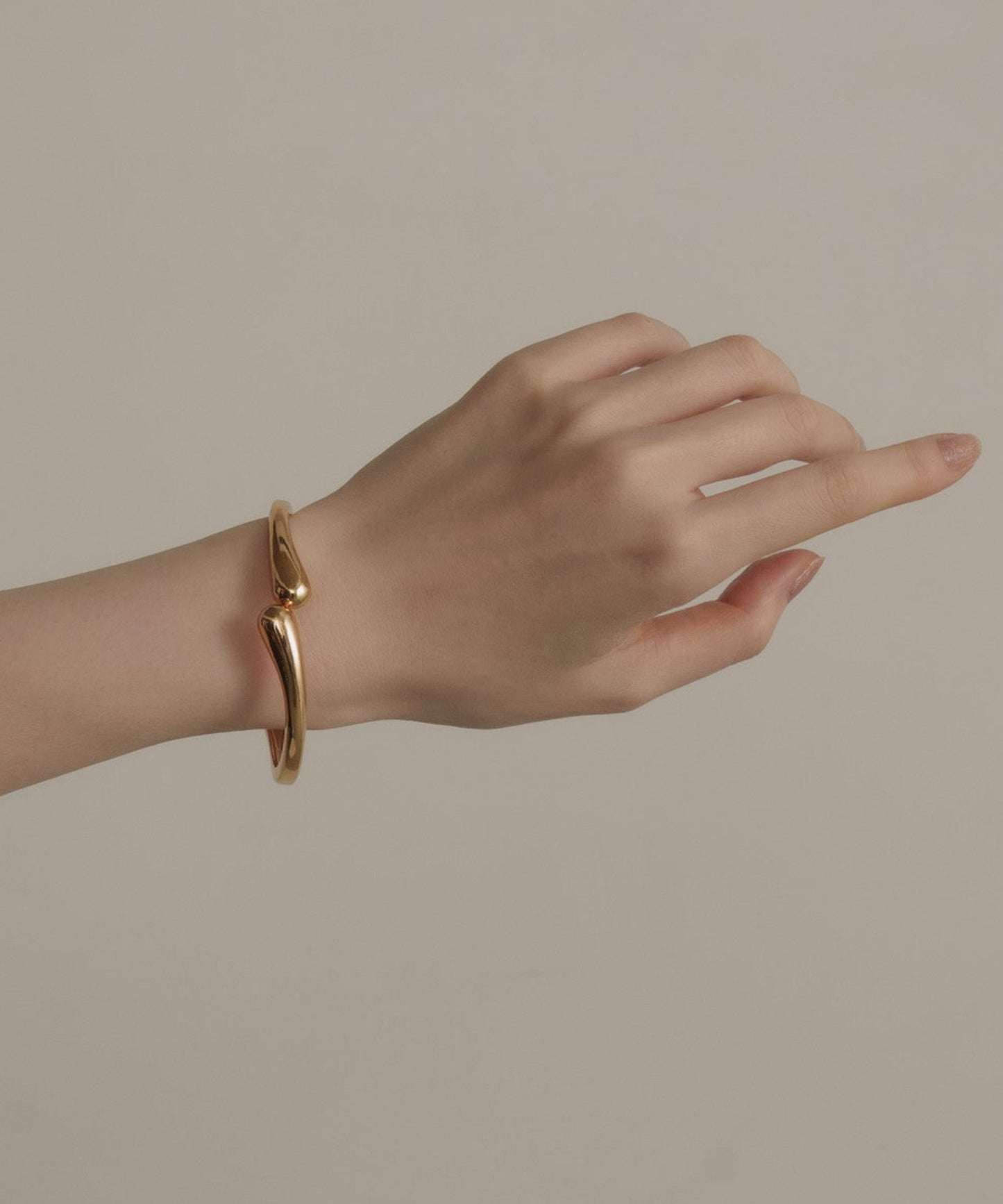 ホールドリストバングル【Gold】