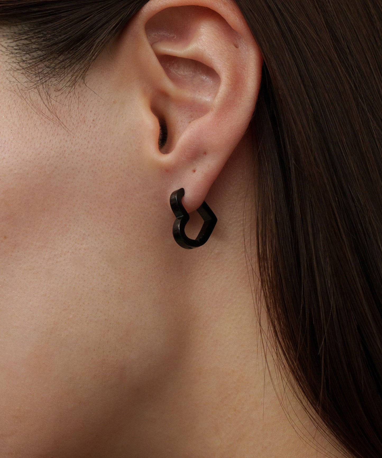 フラットハートピアス【Black】