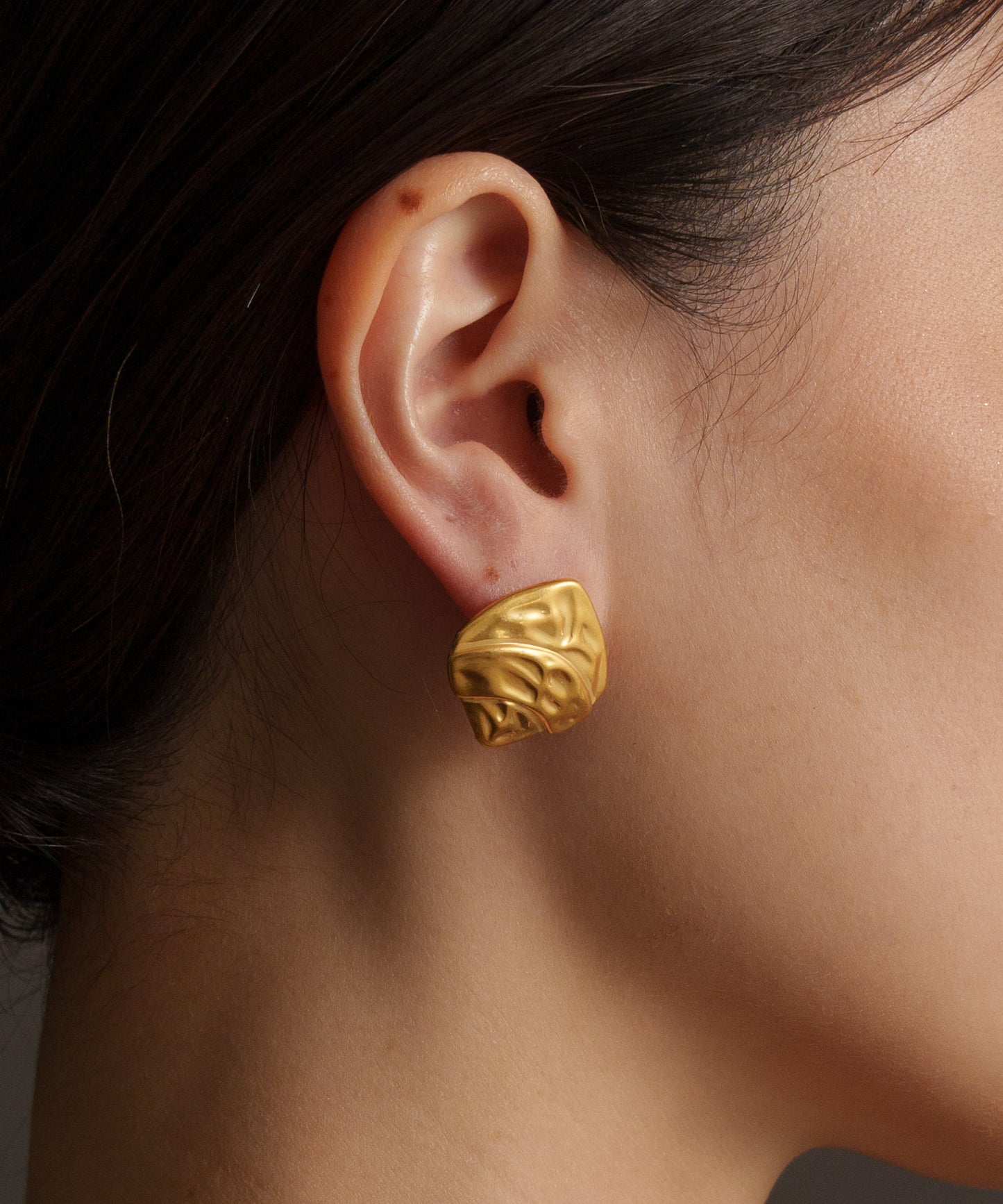 型押しスクエアヴィンテージピアス【Gold】